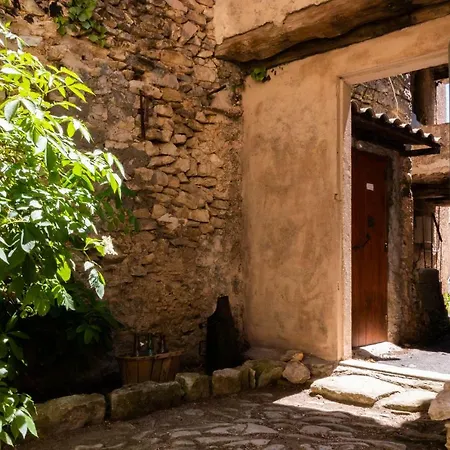 Гостевой дом Une Calade Et Des Plumes Mallefougasse-Auges
