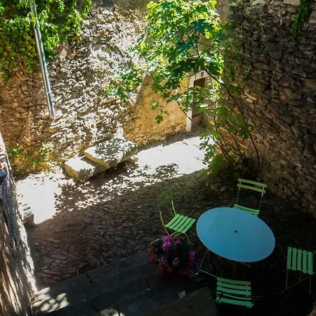 Guest house Une Calade Et Des Plumes